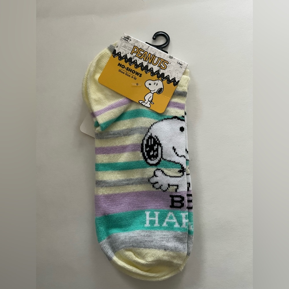 Peanuts Snoopy Be Happy No-Shows Socks Fits Shoe Size 4-10